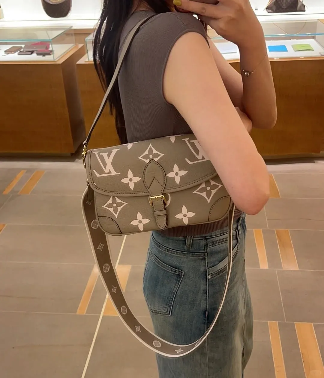 M46583 Diane 法棍包灰色