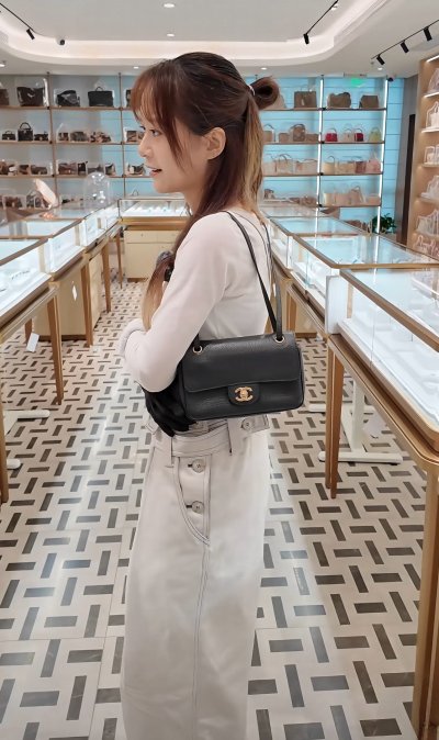 26S 爆款 Maxi Flap 口蓋包怎麼選？三款尺寸上身對比與實測，穿出Jennie同款天花板鬆弛感！