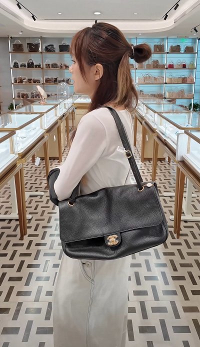 26S 爆款 Maxi Flap 口蓋包怎麼選？三款尺寸上身對比與實測，穿出Jennie同款天花板鬆弛感！